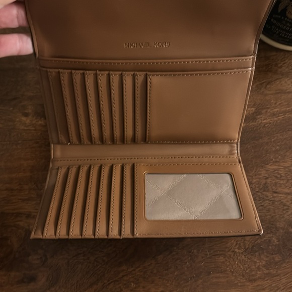 White trifold wallet - Picture 3 of 4